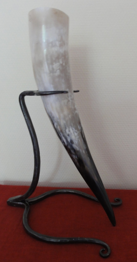 Smeedijzer Drinkhoorn houder Hagar (prijs zonder hoorn) Smeedijzer Drinkhoorn houder Hagar (prijs zonder hoorn)
